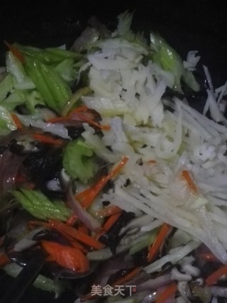 芹菜炒菌菇的做法步骤：5
