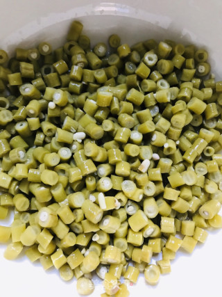 酸豆角炒鸡胗的做法步骤：1