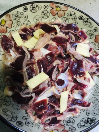 酸豆角炒鸡胗的做法步骤：3