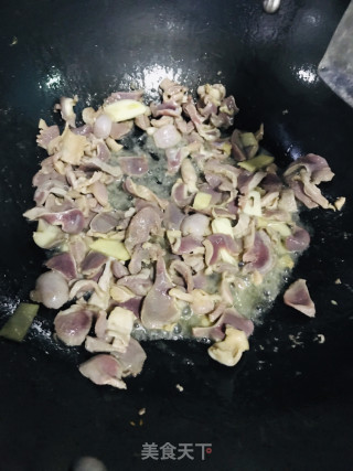 酸豆角炒鸡胗的做法步骤：5