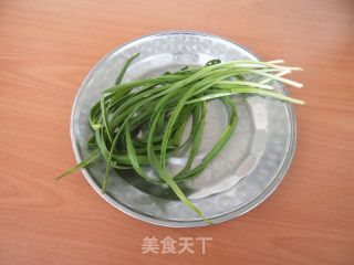 韭菜炒凤尾蘑的做法步骤：1
