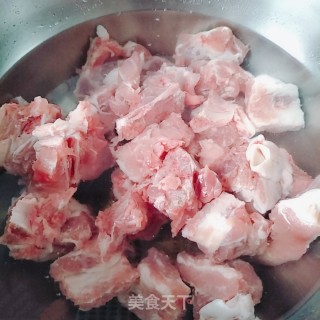 春笋排骨汤的做法步骤：1