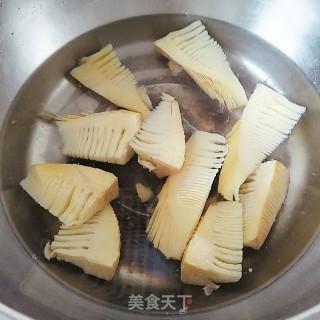 春笋排骨汤的做法步骤：4