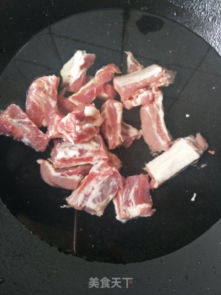 小土豆烧排骨的做法步骤：1