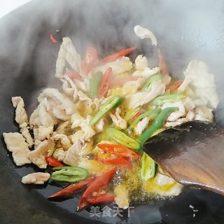 荸荠炒肉的做法步骤：6