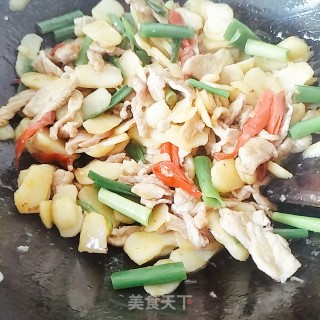 荸荠炒肉的做法步骤：9