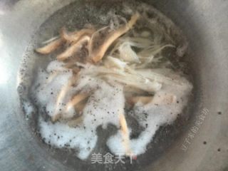 松茸鱼翅腊肠汤的做法步骤：7