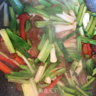 腊肉炒蒜苗的做法步骤：7