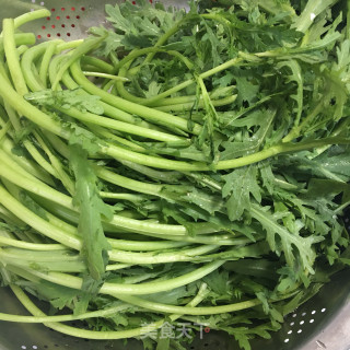 拌茼蒿的做法步骤：1