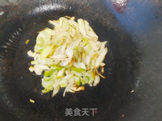 青椒炒杏鲍菇的做法步骤：2