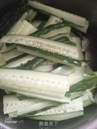 鸡肉炒黄瓜的做法步骤：1