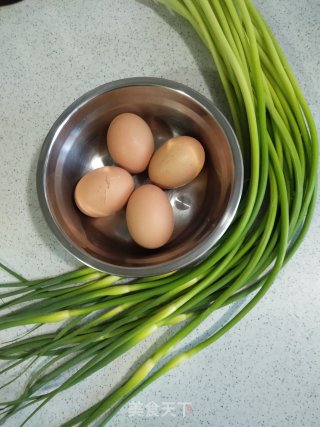蒜苔炒鸡蛋的做法步骤：1