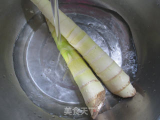 芹菜炒雷笋的做法步骤：2