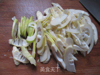 芹菜炒雷笋的做法步骤：3