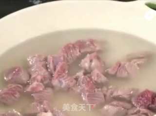 胡萝卜山药羊肉汤的做法步骤：1