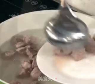 胡萝卜山药羊肉汤的做法步骤：2