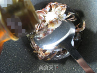 海鲜菇炒花蟹的做法步骤：3