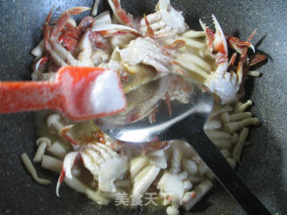 海鲜菇炒花蟹的做法步骤：7
