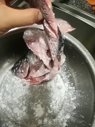 甜酸菠萝鱼的做法步骤：2
