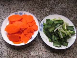 大蒜炒胡萝卜的做法步骤：1