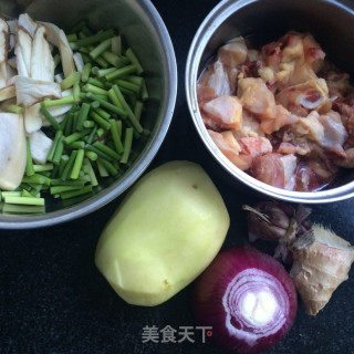 鸡块炖时蔬的做法步骤：1