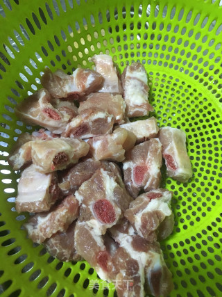 土豆焖排骨的做法步骤：1
