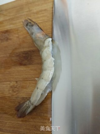 美食―蒜蓉粉丝蒸开背虾的做法步骤：2