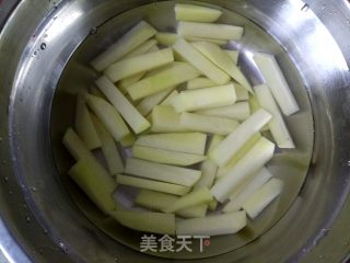 麻辣土豆水萝卜香锅的做法步骤：1