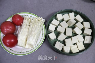 金针菇番茄豆腐汤的做法步骤：1