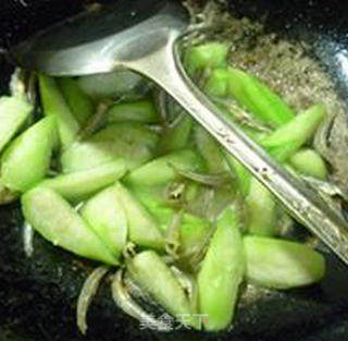 海蜒炒丝瓜的做法步骤：7