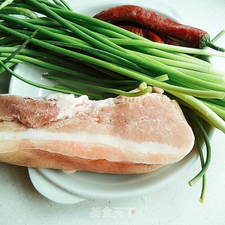 蒜薹炒五花肉的做法步骤：1