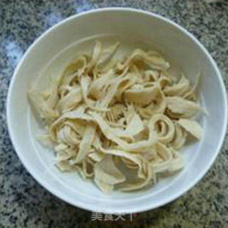 三丝炒面筋的做法步骤：1