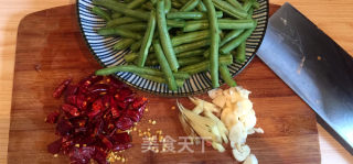 专业的干煸豆角的做法步骤：1