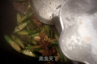 猪肉炒芦笋的做法步骤：7