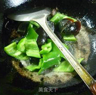 青椒炒皮蛋的做法步骤：5