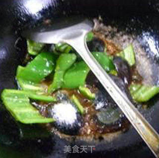 青椒炒皮蛋的做法步骤：7