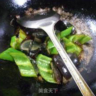 青椒炒皮蛋的做法步骤：8