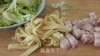 五花肉白菜干豆腐煲的做法步骤：1