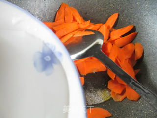 胡萝卜炒五号菜的做法步骤：5