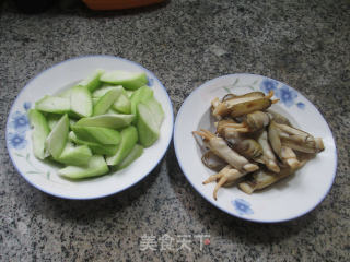 蛏子炒丝瓜的做法步骤：1