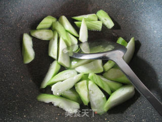 蛏子炒丝瓜的做法步骤：3