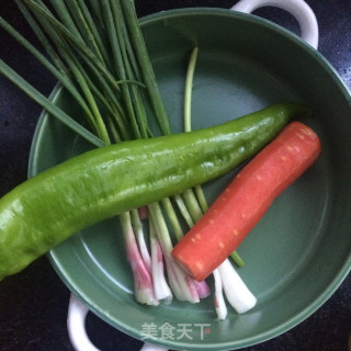 青椒蛋炒饭的做法步骤：2
