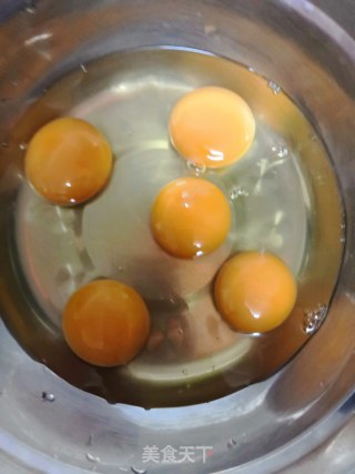 香椿煎鸡蛋的做法步骤：1