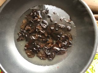 洋葱拌木耳的做法步骤：3