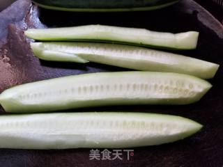虾皮炒青瓜的做法步骤：3