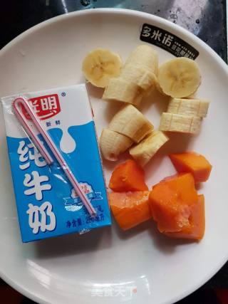 香蕉木瓜牛奶饮的做法步骤：1