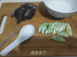 葱爆海参的做法步骤：2