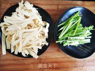 尖椒干豆腐的做法步骤：1