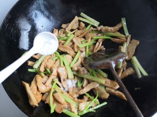 芹菜炒面筋的做法步骤：8