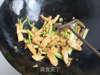 芹菜炒面筋的做法步骤：9